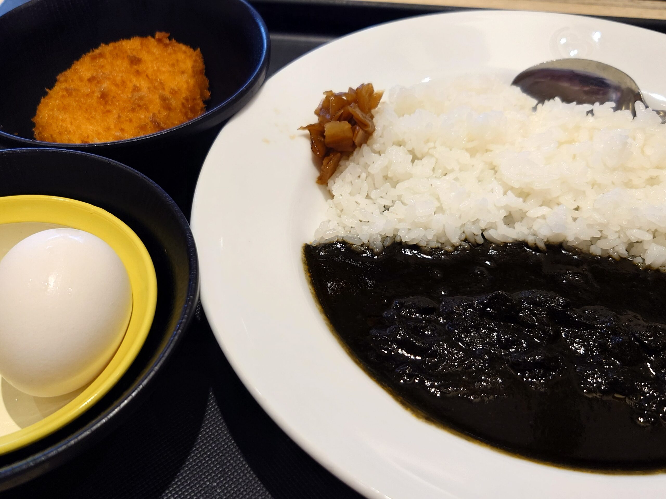 松のやの得朝黒カレー 430円+生玉子 80円+無料クーポンコロッケ