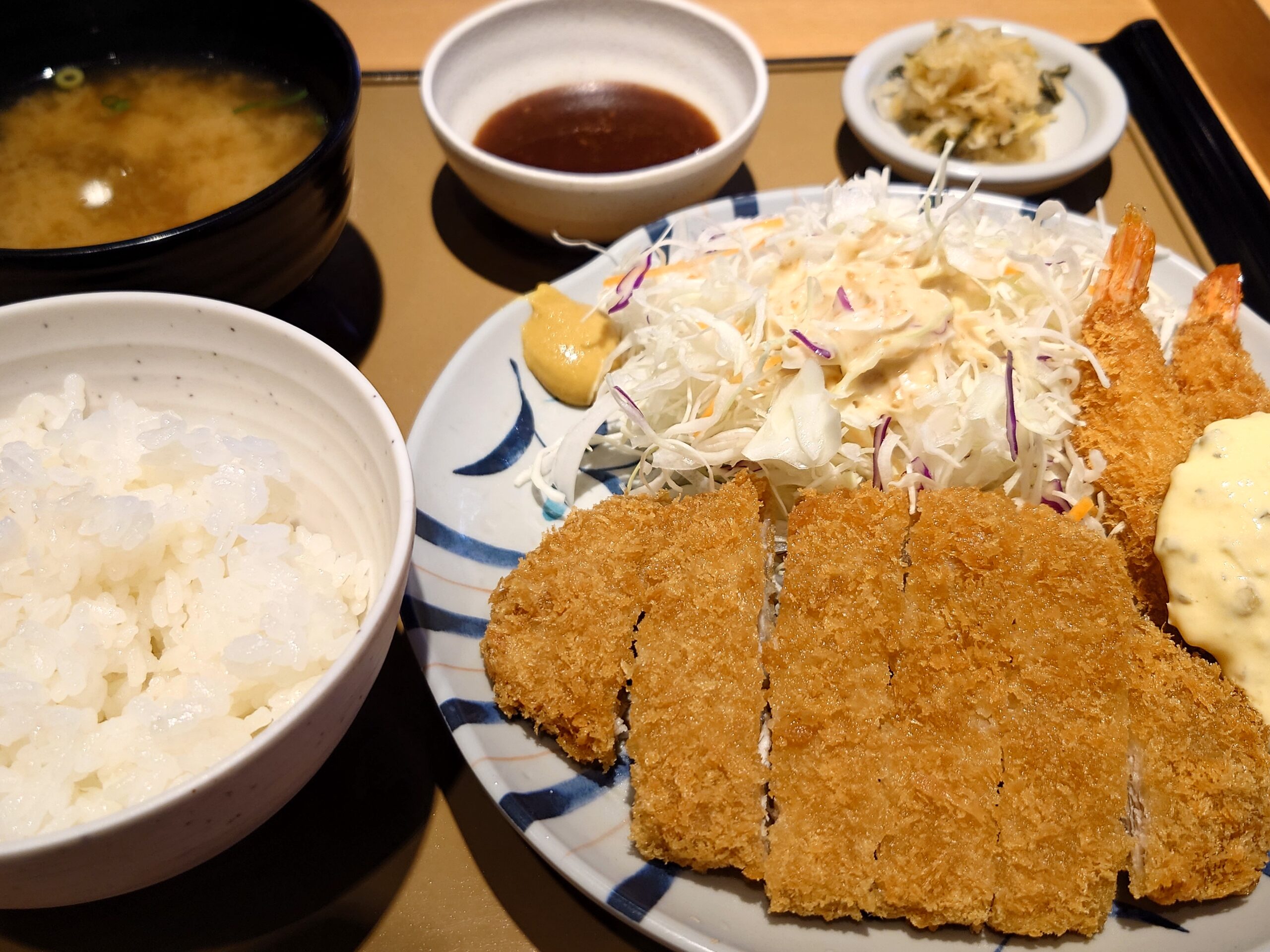 ロースとんかつとエビフライの定食