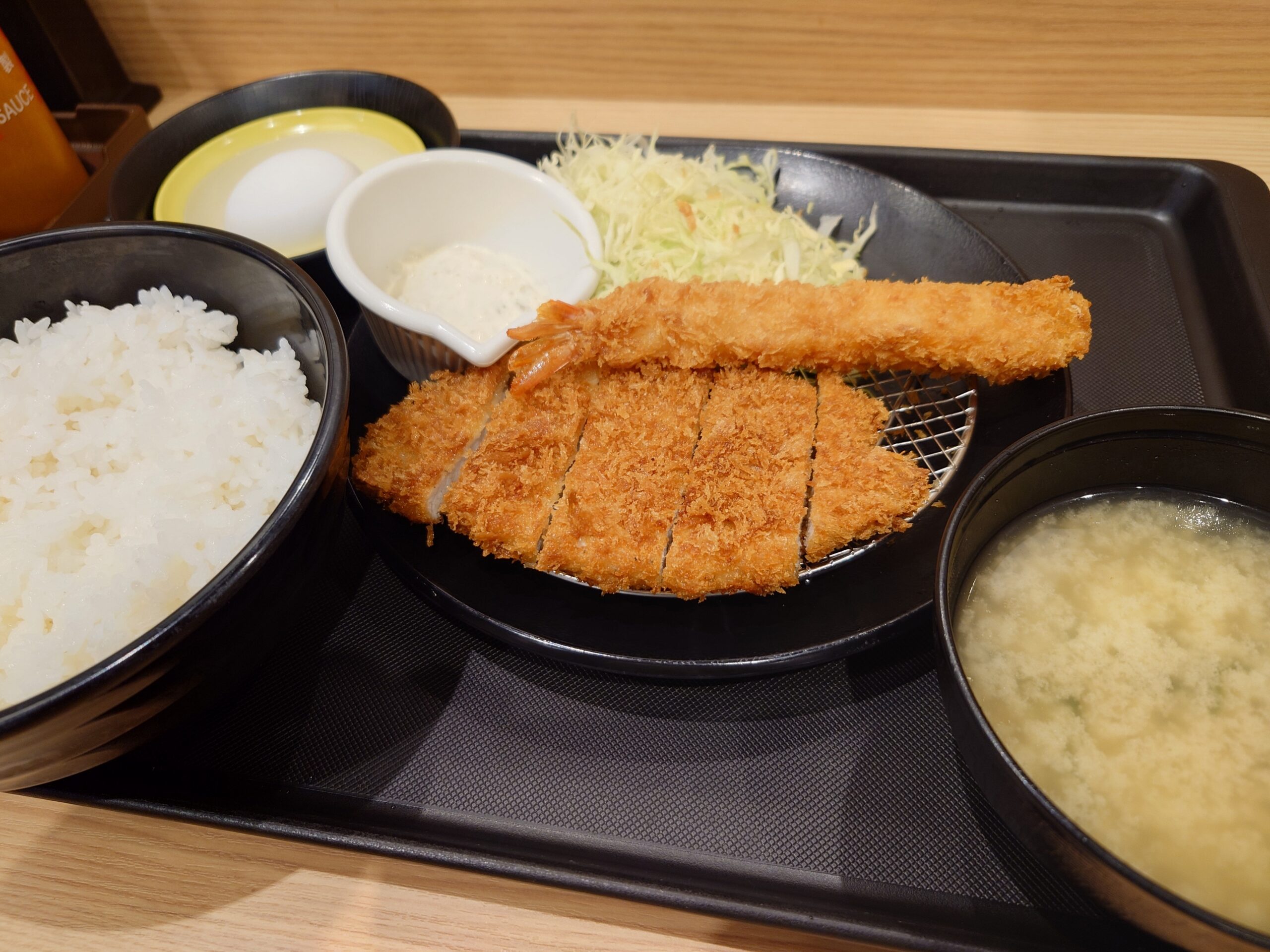 ロースかつ＆海老フライ（1尾）定食(ご飯大盛) 900円+生玉子 80円